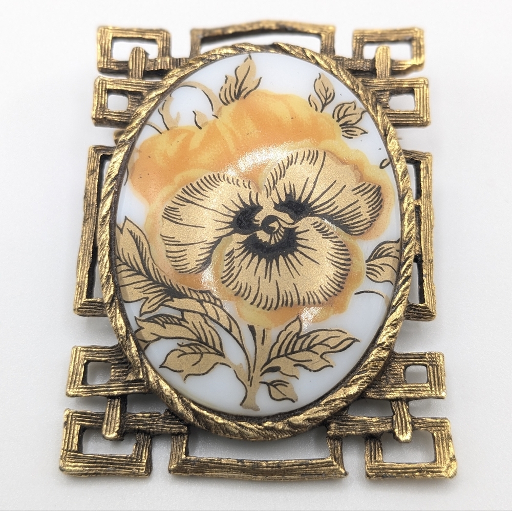 5 Vintage Gold Tone Brooches/Pendants - Picture 6 of 7